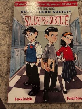 DC Comics Young Heroes: Study Hall of Justice (Red/Blue/Gray)